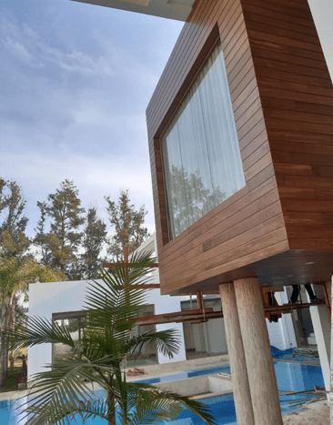 Terrasse en bois au bord d’un bassin