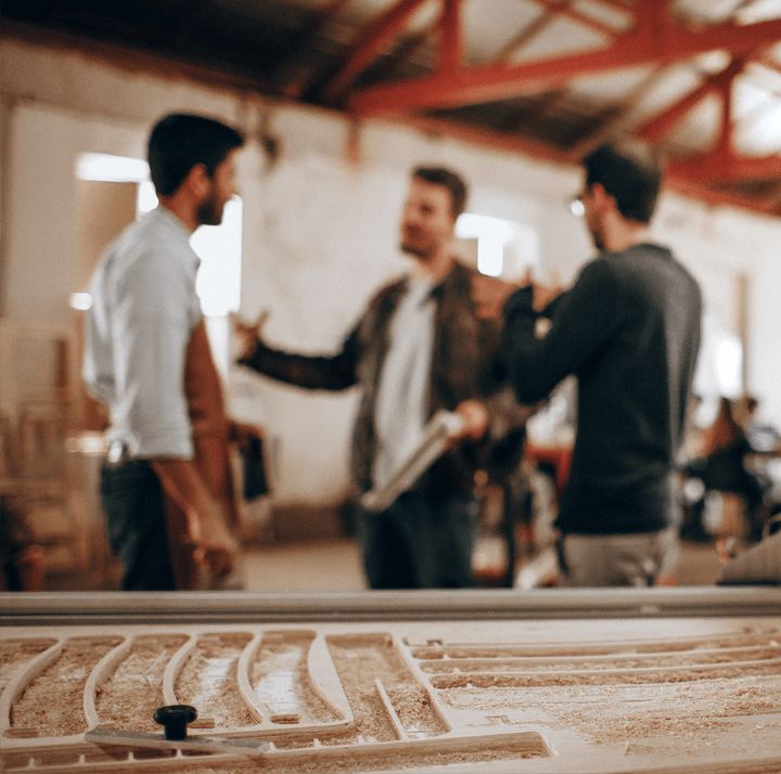 Échange entre artisans dans l&rsquo;atelier Chaoui Bois